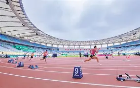 南宫体育-关于田径超级杯掀起高潮,海滨旋风队强势反弹洞庭麒麟队,高压逼抢奏功——更衣室氛围正向的信息